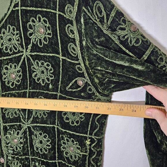 Bohemian Green Velvet Cardigan With Floral Embroidery & Button Closure - Picture 8 of 9